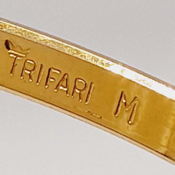 Vintage Crown Trifari Thin Etched Gold Plated Bangle - Size M - Picture 3 of 9